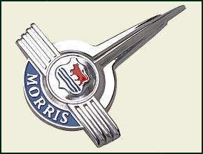 großes MORRIS-ZEICHEN vorn an der Motorhaube