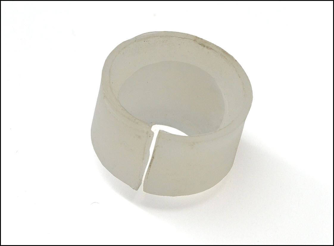 PLASTIKBUCHSE unten am Schalthebel